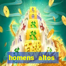 homens altos sarados pelados